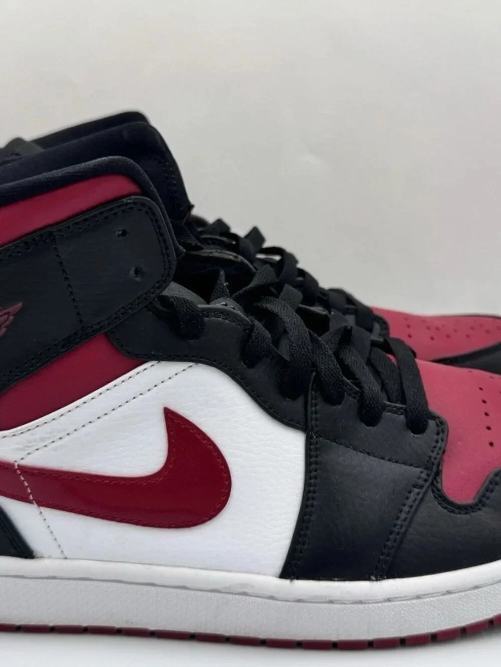 Nike Air Jordan 1 Mid Bred Toe Size 13 554724-066